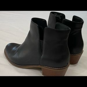 Cole Han Leather Black Booties - excellent! Sz 6